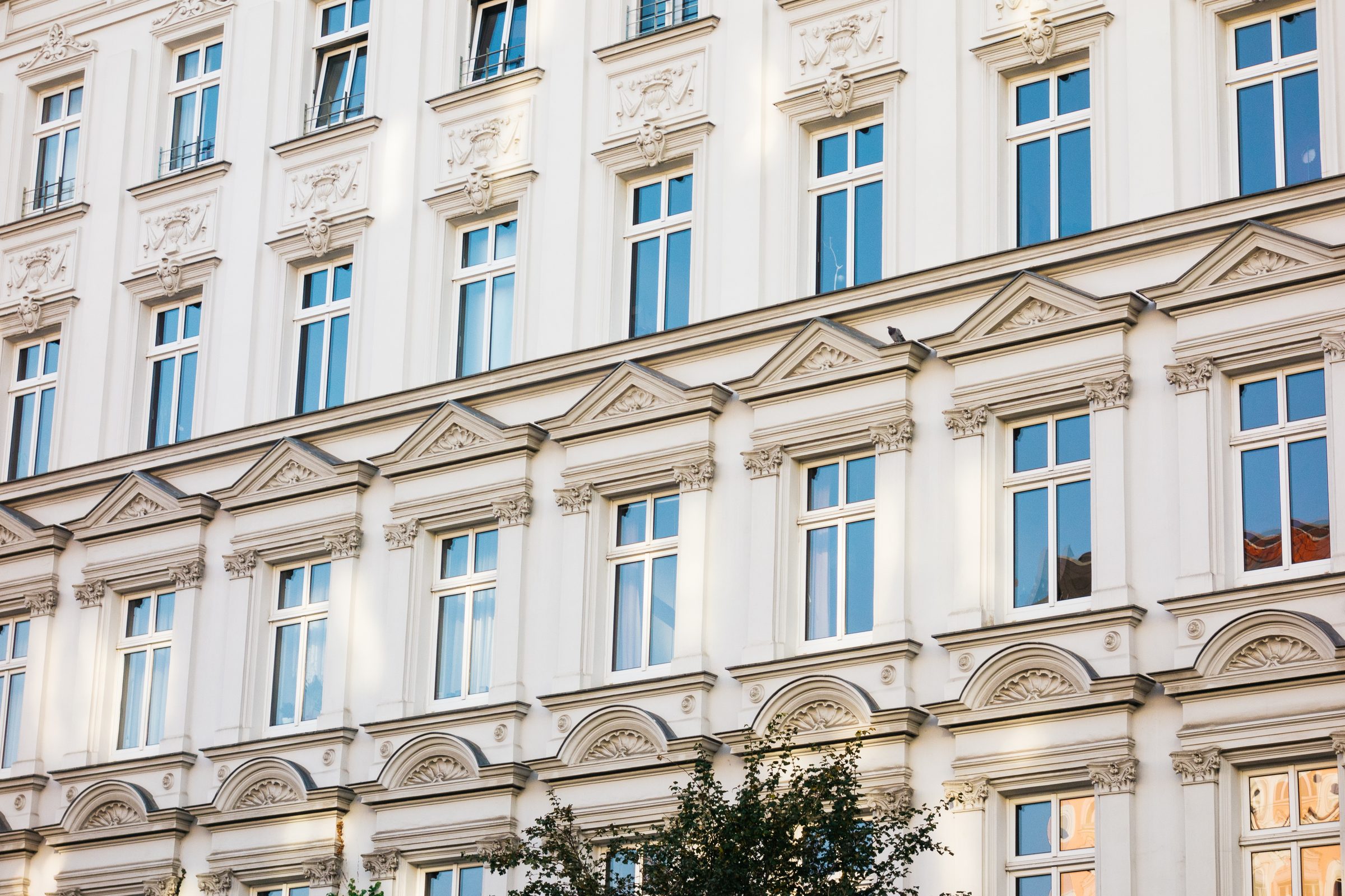 Bienes raíces, hotelería y estructuras de salud